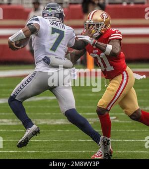 Santa Clara, Kalifornien, USA. 14. Januar 2023. Seattle Seahawks Quarterback Geno Smith (7) steife Arme San Francisco 49ers Safety Tashaun Gipson Sr. (31) am Samstag, den 14. Januar 2023, im Levis Stadium in Santa Clara, Kalifornien. Die 49ers besiegten die Seahawks 41-23 in den Wildcard Playoffs. (Kreditbild: © Al Golub/ZUMA Press Wire) NUR REDAKTIONELLE VERWENDUNG! Nicht für den kommerziellen GEBRAUCH! Stockfoto