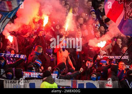 Glasgow, Schottland, Großbritannien. 15. Januar 2023; Hampden Park, Glasgow, Schottland: Scottish Viaplay Cup Football Semi Final, Rangers versus Aberdeen; Rangers Fans with Fackles Credit: Action Plus Sports Images/Alamy Live News Stockfoto