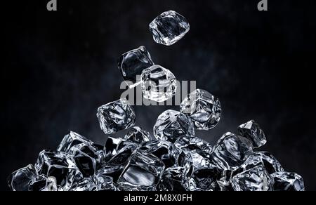 Fallende Eiswürfel auf schwarzem Hintergrund Stockfoto