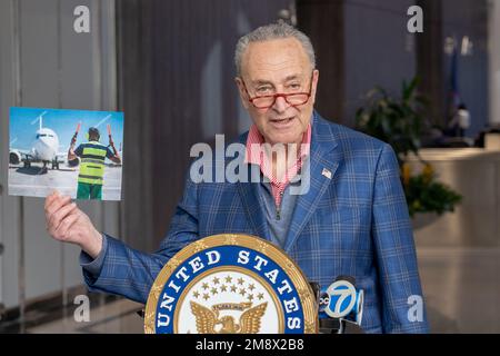 NEW YORK, NY - JANUAR 15: Mehrheitsführer des Senats, USA Senator Chuck Schumer (D-NY) gibt bekannt, dass die Senatsanhörung für den Nominierten von Präsident Biden, Phillip Washington, anberaumt werden soll, um die FAA am 15. Januar 2023 in New York City zu leiten. Mr. Washington hatte Fragen zu seiner begrenzten Flugerfahrung und wurde im September in einem Durchsuchungsbefehl genannt, der im Rahmen einer Untersuchung wegen politischer Korruption in Los Angeles ausgestellt wurde. Kredit: Ron Adar/Alamy Live News Stockfoto