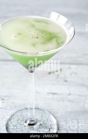 Japanischer Slipper-Cocktail in martini-Glas, garniert mit Kirsche Stockfoto