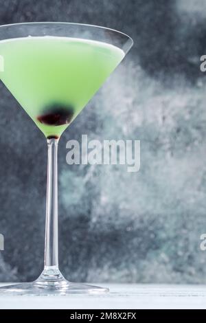 Japanischer Slipper-Cocktail in martini-Glas, garniert mit Kirsche Stockfoto