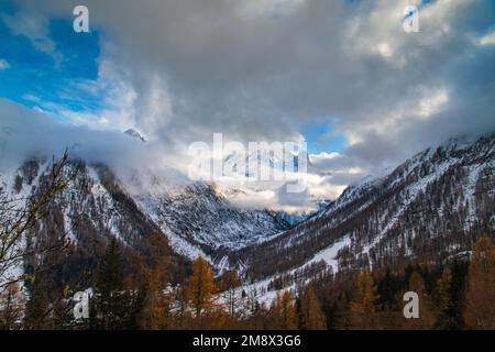 Vallorcin an einem Wintertag gesehen an einem Wintertag. Vallorcin ist das letzte Dorf im Chamonix Mont-Blanc-Tal vor der Schweiz Stockfoto