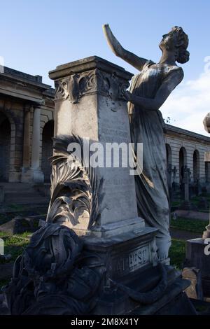 Das Denkmal des Schauspielers Augustus „Gus“ Harris, das von einer elegant gewobenen Frau, dem Großen Circle Brompton Cemetery West London UK, gegrüßt wird Stockfoto