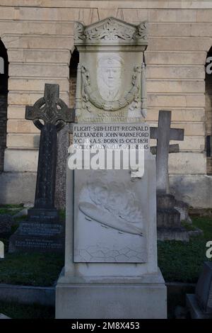 Das Grab von Reginald Warneford zeigt, wie er während des Ersten Weltkriegs ein deutsches Luftschiff abgestürzt hat, für das er ein Victoria Cross, Brompton Cemetery, Stockfoto