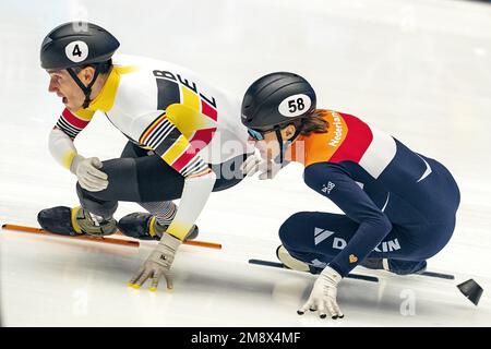 DANZIG - Jens van 't Wout, Stijn Desmet (4) während 1000 Metern am 3. Tag der europäischen Schnellskating-Meisterschaft. ANP RONALD HOOGENDOORN niederlande raus - belgien raus Stockfoto