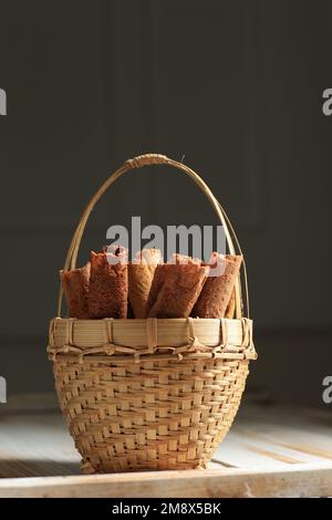 Chinesische Eierrolle, Waffelkuchen auf Bambuskorb, knuspriges süßes Dessert Stockfoto