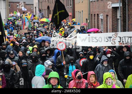 01-14-2023.Keyenberg, Deutschland.große Demonstration gegen den Abriss des Dorfes Lutzerath und den Abbau und die Verwendung von Braunkohle und Braunkohle.über 10 000 Demonstranten marschierten von Keyenberg nach Lutzerath.Eine große Gruppe versuchte, in die abgeschottete Stadt zu gelangen, wo sich immer noch einige Bewohner ihrer Räumung widersetzten.Hunderte von Polizeiunruhen verhinderten dies.Es gab Gewalttätige Konfrontationen und Schlagstöcke, Pfefferspray und Wasserkanonen wurden eingesetzt. Über 100 Menschen wurden verletzt Stockfoto