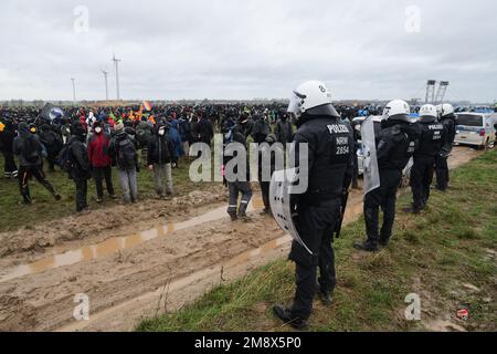 01-14-2023.Keyenberg, Deutschland.große Demonstration gegen den Abriss des Dorfes Lutzerath und den Abbau und die Verwendung von Braunkohle und Braunkohle.über 10 000 Demonstranten marschierten von Keyenberg nach Lutzerath.Eine große Gruppe versuchte, in die abgeschottete Stadt zu gelangen, wo sich immer noch einige Bewohner ihrer Räumung widersetzten.Hunderte von Polizeiunruhen verhinderten dies.Es gab Gewalttätige Konfrontationen und Schlagstöcke, Pfefferspray und Wasserkanonen wurden eingesetzt. Über 100 Menschen wurden verletzt Stockfoto