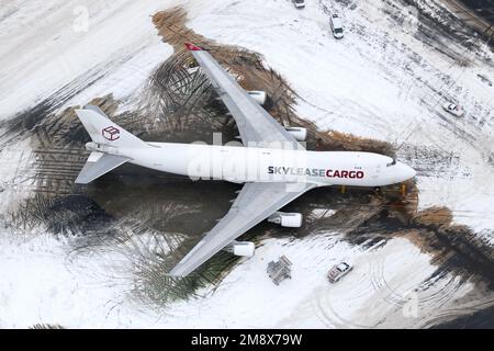 Skylease Cargo Boeing 747-400-Flugzeuge parken nach Schnee am Flughafen Anchorage. Flugzeug 747-400F von Sky Lease Cargo nach Schneesturm. Stockfoto