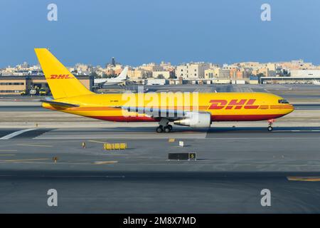 DHL Cargo Flugzeug Boeing 767 Rollen. Transport von Frachtern mit dem DHL-Flugzeug 767F, auch als Boeing 767-200BDSF-Flugzeug bezeichnet. Stockfoto