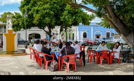 Die Einheimischen genießen ein Mittagessen im Santiago Park, im Viertel Santiago in Merida Centro, Yucatan, Mexiko Stockfoto