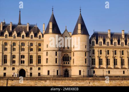 Paris: Conciergerie palais und Justizpalast glühend Gold kurz nach Sonnenaufgang auf der Ile de la Cite, Paris, Frankreich Stockfoto