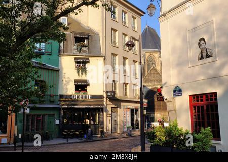 Paris: Rue Saint-Julien le Pauvre mit malerischen Gebäuden und Restaurant Odette in der Rue Galande kurz nach Sonnenaufgang im Quartier Latin, Rive Gauche, Frankreich Stockfoto