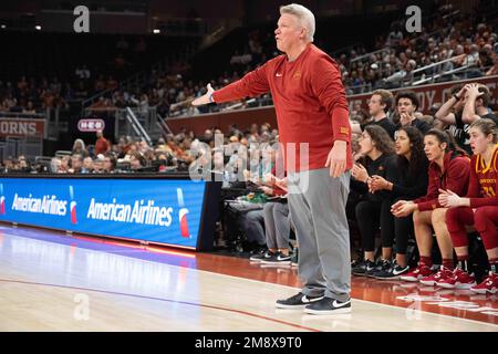 Austin, Texas, USA. 15. Januar 2023. Iowa State Head Coach Bill Fennelly im Moody Center in Austin, Texas, während des NCAA Women's Basketball-Spiels gegen Texas in Aktion. Mario Cantu/CSM/Alamy Live News Stockfoto