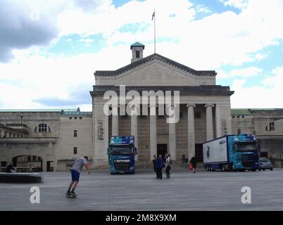 Zwei große Gerätenetze vor Southampton O2 Guildhall, vor einem Manic Street Preachers Konzert Stockfoto