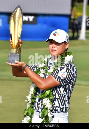 Honolulu, Hawaii, USA. 15. Januar 2023. Gewinner SI WOO KIM auf dem Green 18. nach der letzten Runde der Sony Open auf dem Waialae Golf Course, Honolulu, Hawaii. (Kreditbild: © Steven Erler/ZUMA Press Wire) NUR REDAKTIONELLE VERWENDUNG! Nicht für den kommerziellen GEBRAUCH! Kredit: ZUMA Press, Inc./Alamy Live News Stockfoto