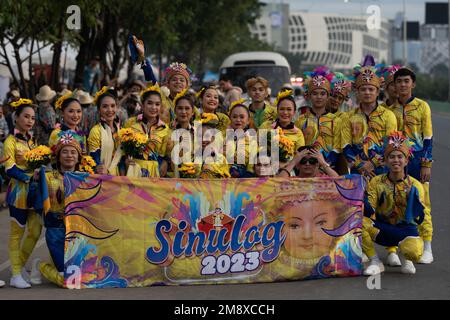 Sinulog Festival Street Dancers während der Grande Parade 2023, Cebu City, Philippinen Stockfoto