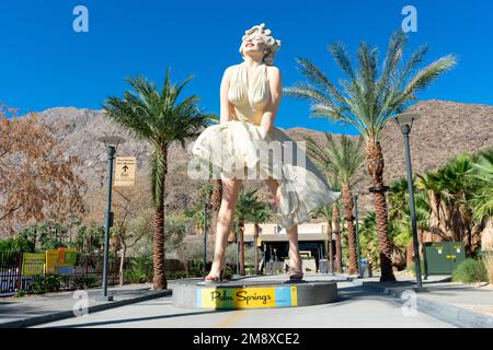 The Forever Marilyn eine riesige Statue von Marilyn Monroe, entworfen von Seward Johnson vor dem Palm Springs Art Museum. - Palm Springs, Kalifornien, U Stockfoto