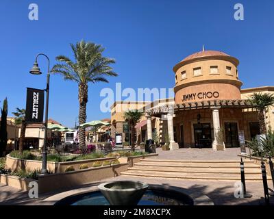 Außenansicht der Outlet-Geschäfte in der Desert Hills Premium Outlets Mall - Cabazon, Kalifornien, USA - 2022 Stockfoto