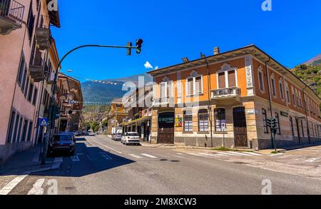 Blick auf die Susa Street in der Metropolitan City von Turin, Piedmont, Italien Stockfoto