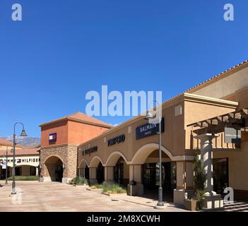 Außenansicht der Outlet-Geschäfte in der Desert Hills Premium Outlets Mall - Cabazon, Kalifornien, USA - 2022 Stockfoto