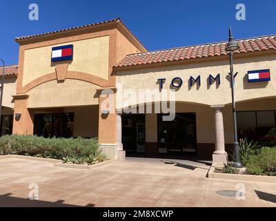 Tommy Hilfiger-Schild, Logo auf der Fassade des Geschäfts in der Desert Hills Premium Outlets Mall - Cabazon, Kalifornien, USA - 2022 Stockfoto