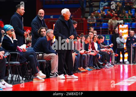 Mailand, Italien. 15. Januar 2023. Giorgio Armani kommt EA7 in die Arena, Emporio Armani Milano vs Bertram Yachts Derthona Tortona, italienischer Basketball A Series Championship in Mailand, Italien, Januar 15 2023 Kredit: Independent Photo Agency/Alamy Live News Stockfoto