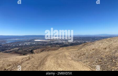 Panoramablick aus der Vogelperspektive auf den Talboden und die San Francisco Bay vom Wanderweg in der Herbstsaison. Stockfoto