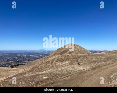 Panoramablick auf die San Francisco Bay Area vom Wanderweg zum Mission Peak während der Herbstsaison. Stockfoto