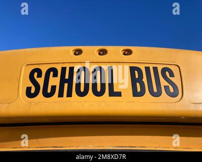 Schulbus-Schild auf gelbem Schulbus. Schließen Stockfoto