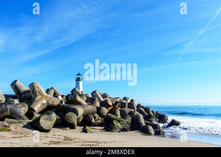 Betonblöcke zum Schutz der Anlegestelle des Hafens von Santa Cruz. Santa Cruz Breakwater Leuchtturm. Stockfoto