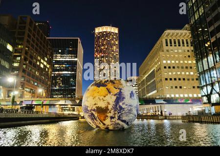 London, Großbritannien. 15. Januar 2023. Der Künstler Luke Jerram's Floating Earth wird vor dem Canary Wharf's Winter Lights Festival, das am 18. Januar eröffnet wird, auf dem Middle Dock installiert. Die intern beleuchtete Nachbildung der Erde mit einem Durchmesser von zehn Metern wurde aus der Sicht der NASA erstellt und lädt den Zuschauer ein, die Zerbrechlichkeit des Planeten zu erkennen und Umweltbelange zu berücksichtigen. Kredit: Elfte Stunde Fotografie/Alamy Live News Stockfoto