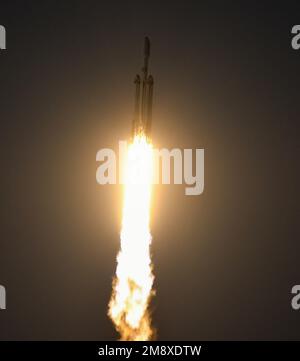 Cape Canaveral, Vereinigte Staaten. 15. Januar 2023. Eine SpaceX Falcon Heavy Rakete startet von Pad 39A im Kennedy Space Center aus, wie man sie von der Cape Canaveral Space Force Station in Cape Canaveral aus sieht. Die USSF 67 Mission transportiert militärische Nutzlasten für die USA Weltraumkraft. Kredit: SOPA Images Limited/Alamy Live News Stockfoto