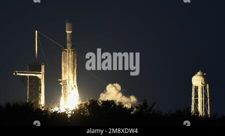 Cape Canaveral, Vereinigte Staaten. 15. Januar 2023. Eine SpaceX Falcon Heavy Rakete startet von Pad 39A im Kennedy Space Center aus, wie man sie von der Cape Canaveral Space Force Station in Cape Canaveral aus sieht. Die USSF 67 Mission transportiert militärische Nutzlasten für die USA Weltraumkraft. Kredit: SOPA Images Limited/Alamy Live News Stockfoto