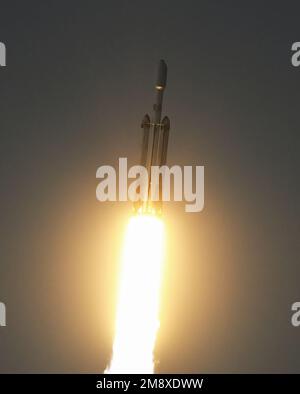 Cape Canaveral, Vereinigte Staaten. 15. Januar 2023. Eine SpaceX Falcon Heavy Rakete startet von Pad 39A im Kennedy Space Center aus, wie man sie von der Cape Canaveral Space Force Station in Cape Canaveral aus sieht. Die USSF 67 Mission transportiert militärische Nutzlasten für die USA Weltraumkraft. Kredit: SOPA Images Limited/Alamy Live News Stockfoto