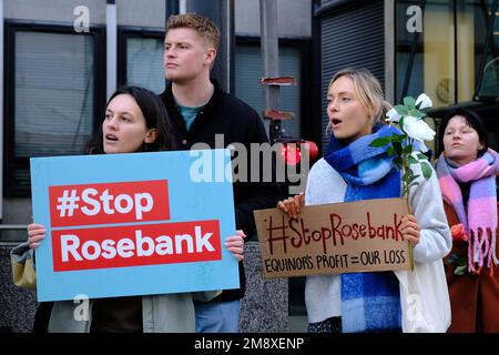 London, Großbritannien. 15. Januar 2023. Umweltaktivisten inszenierten einen Protest, um die Regierung zu drängen, Pläne für die Rosebank des Ölgiganten Equinor abzulehnen, eine neue Entwicklung in der Nordsee. Die Aktivisten geben an, dass die durch die Emissionen aus der Verbrennung von Öl und Gas verursachte Verschmutzung höher wäre als die jährlichen CO2-Emissionen der 28 Länder mit dem niedrigsten Einkommen zusammen. Kredit: Elfte Stunde Photgraphy/Alamy Live News Stockfoto