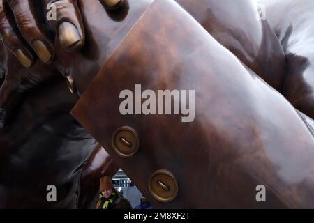 Besucher besuchen die Skulptur „The Embrace“ des Künstlers Hank Willis Thomas am Boston Common am 15. Januar 2023 in Boston Massachusetts, USA. Die Skulptur erinnert an Martin Luther King Jr. und seine Frau Coretta Scott King, die nach einem Foto entworfen wurde, das 1964 von Dr. King nach Erhalt seines Friedensnobelpreises aufgenommen wurde. (Foto: John Lamparski/NurPhoto) Kredit: NurPhoto SRL/Alamy Live News Stockfoto