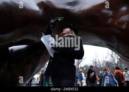 Besucher besuchen die Skulptur „The Embrace“ des Künstlers Hank Willis Thomas am Boston Common am 15. Januar 2023 in Boston Massachusetts, USA. Die Skulptur erinnert an Martin Luther King Jr. und seine Frau Coretta Scott King, die nach einem Foto entworfen wurde, das 1964 von Dr. King nach Erhalt seines Friedensnobelpreises aufgenommen wurde. (Foto: John Lamparski/NurPhoto) Kredit: NurPhoto SRL/Alamy Live News Stockfoto