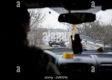 Donbas, Ukraine. 15. Januar 2023. Ein Panzer zirkuliert in der Nähe der Vorderseite von Donbass. Die militärische Bewegung im nördlichen Teil des Donezgebiets ist konstant. Derzeit ist die Verteidigungslinie in Bewegung, aufgrund der kritischen Situation in der Stadt Soledar. Kredit: SOPA Images Limited/Alamy Live News Stockfoto