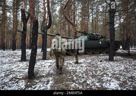 Donbas, Ukraine. 15. Januar 2023. Ein ukrainischer Soldat beobachtet einen Panzer an der Nordfront des Donbas. Die militärische Bewegung im nördlichen Teil des Donezgebiets ist konstant. Derzeit ist die Verteidigungslinie in Bewegung, aufgrund der kritischen Situation in der Stadt Soledar. Kredit: SOPA Images Limited/Alamy Live News Stockfoto