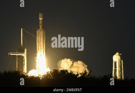 Cape Canaveral, Vereinigte Staaten. 15. Januar 2023. Eine SpaceX Falcon Heavy Rakete startet von Pad 39A im Kennedy Space Center aus, wie man sie von der Cape Canaveral Space Force Station in Cape Canaveral aus sieht. Die USSF 67 Mission transportiert militärische Nutzlasten für die USA Weltraumkraft. (Foto: Paul Hennessy/SOPA Images/Sipa USA) Guthaben: SIPA USA/Alamy Live News Stockfoto