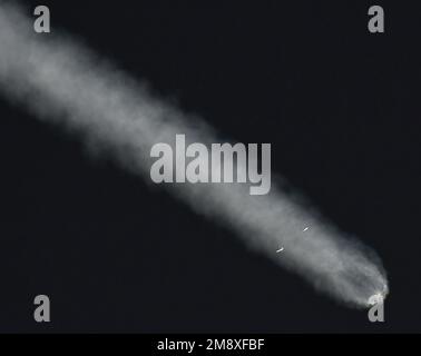 Cape Canaveral, Vereinigte Staaten. 15. Januar 2023. Eine SpaceX Falcon Heavy Rakete fliegt in die Umlaufbahn, nachdem sie von Pad 39A im Kennedy Space Center aus gesehen wurde, wie von der Raumstreitkräfte-Station Cape Canaveral in Cape Canaveral. Die USSF 67 Mission transportiert militärische Nutzlasten für die USA Weltraumkraft. Die beiden seitlichen Booster der Rakete werden vor der Landung in Cape Canaveral gesehen. (Foto: Paul Hennessy/SOPA Images/Sipa USA) Guthaben: SIPA USA/Alamy Live News Stockfoto