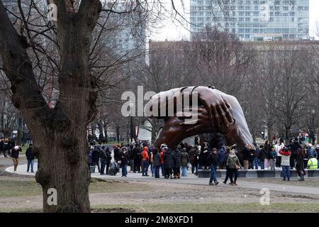 Boston, USA. 15. Januar 2023. Besucher besuchen die Skulptur „The Embrace“ des Künstlers Hank Willis Thomas am Boston Common am 15. Januar 2023 in Boston Massachusetts, USA. Die Skulptur erinnert an Martin Luther King Jr. und seine Frau Coretta Scott King, die nach einem Foto entworfen wurde, das 1964 von Dr. King nach Erhalt seines Friedensnobelpreises aufgenommen wurde. Kredit: SIPA USA/Alamy Live News Stockfoto