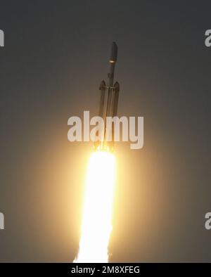 Cape Canaveral, Vereinigte Staaten. 15. Januar 2023. Eine SpaceX Falcon Heavy Rakete startet von Pad 39A im Kennedy Space Center aus, wie man sie von der Cape Canaveral Space Force Station in Cape Canaveral aus sieht. Die USSF 67 Mission transportiert militärische Nutzlasten für die USA Weltraumkraft. (Foto: Paul Hennessy/SOPA Images/Sipa USA) Guthaben: SIPA USA/Alamy Live News Stockfoto
