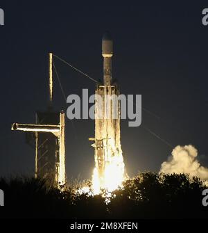 Cape Canaveral, Vereinigte Staaten. 15. Januar 2023. Eine SpaceX Falcon Heavy Rakete startet von Pad 39A im Kennedy Space Center aus, wie man sie von der Cape Canaveral Space Force Station in Cape Canaveral aus sieht. Die USSF 67 Mission transportiert militärische Nutzlasten für die USA Weltraumkraft. (Foto: Paul Hennessy/SOPA Images/Sipa USA) Guthaben: SIPA USA/Alamy Live News Stockfoto