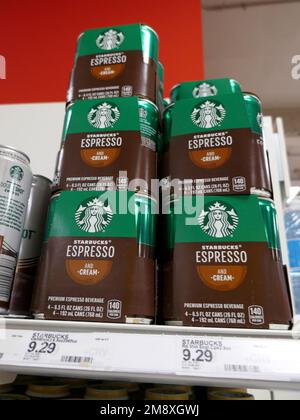 Los Angeles, Kalifornien, USA 11. Januar 2023 Starbucks Doubleshots Expresso Drinks zum Verkauf am 11. Januar 2023 in Los Angeles, Kalifornien, USA. Foto: Barry King/Alamy Stock Photo Stockfoto