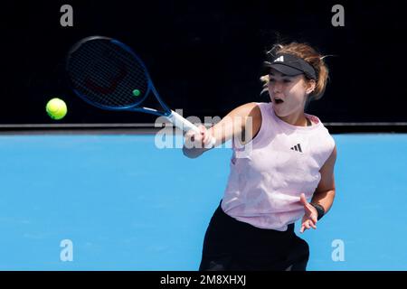 Melbourne, Australien. 16. Januar 2023. Anna KALINSKAYA im Kampf gegen 13. Samen Danielle COLLINS aus den USA im Singles-Spiel der Frauen am 1. Tag der Australian Open 2023 in der Rod Laver Arena in Melbourne, Australien. Sydney Low/Cal Sport Media Kredit: csm/Alamy Live News Stockfoto