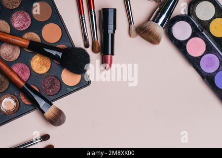 Set aus professioneller Kosmetik, Make-up-Werkzeugen und Accessoires für die Schönheit von Frauen. Flache Rahmenkonstruktion, Draufsicht. Stockfoto