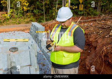 Eine Fachfirma installierte Betonblockwände an einem Teil der neuen Halterungswand. Stockfoto